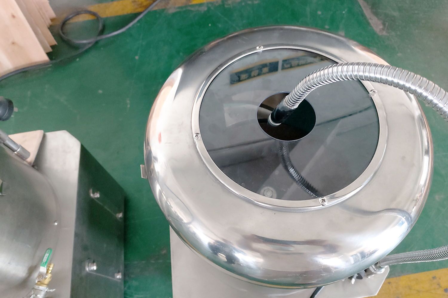 visible lid of Commercial Potato Peeler Machine
