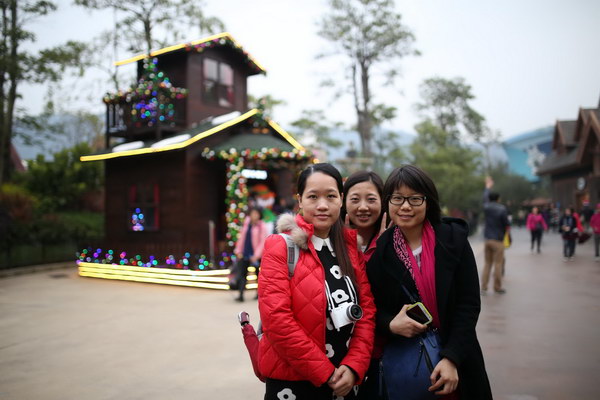 Susan, Fang and Beryl is Visiting the Santa Claus House